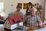 On his 92nd birthday, a proud builder got to build his own house again - Simon Uhrig from Germany, with his grandchild Nora and Christian, the boyfriend of his grandchild Jennifer.